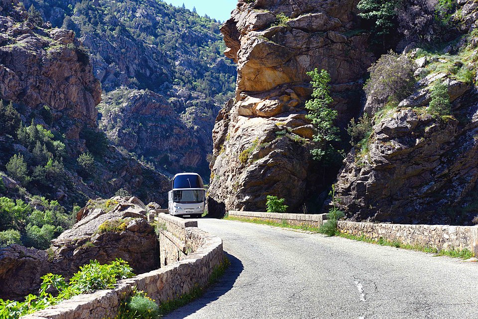 Corscia_dans_le_défilé_de_la_Scala_di_Santa_Regina_route_D84