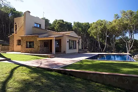 Villa for rent with garden near the creeks in Costa Brava